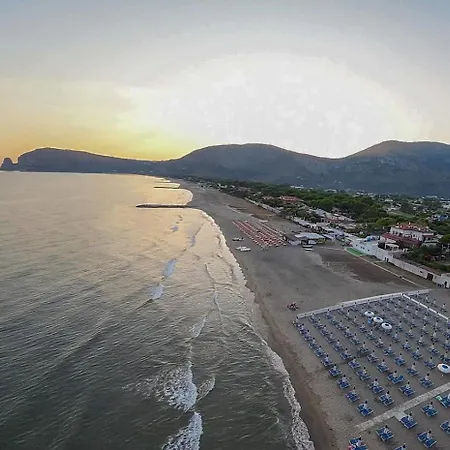 Terracina Seaside דירה *
