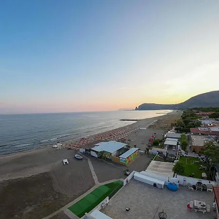 Terracina Seaside דירה *